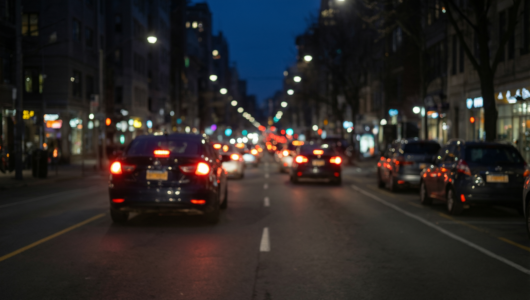 夜晚車窗外模糊的紅色車燈